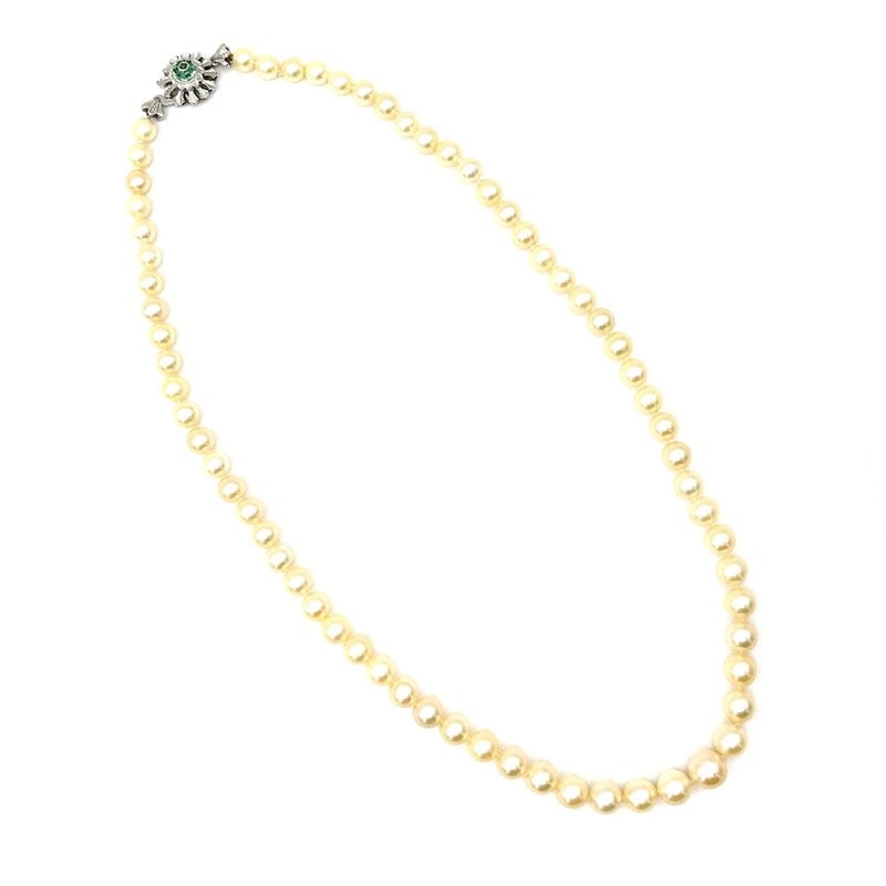 Akoya pearl necklace, emerald flower style clasp; 50 cm - 34.14 g OCCASION!: Magnificent Japanese Akoya pearl scaled necklace with beautiful 18 kt white gold flower style clasp and emeralds. Precious, like-new pearl necklace with amazing value for money! Our company's certific