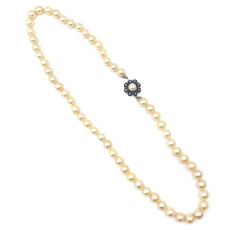 Akoya pearl necklace, sapphire, diamond and pearl flower style clasp; 55 cm: Incredible, stunning Japanese Akoya pearl necklace with beautiful styled clasp composed of 8 sapphire and diamond flowers and central pearl, in 18 kt white gold. Precious, like-new pearl necklace, tru