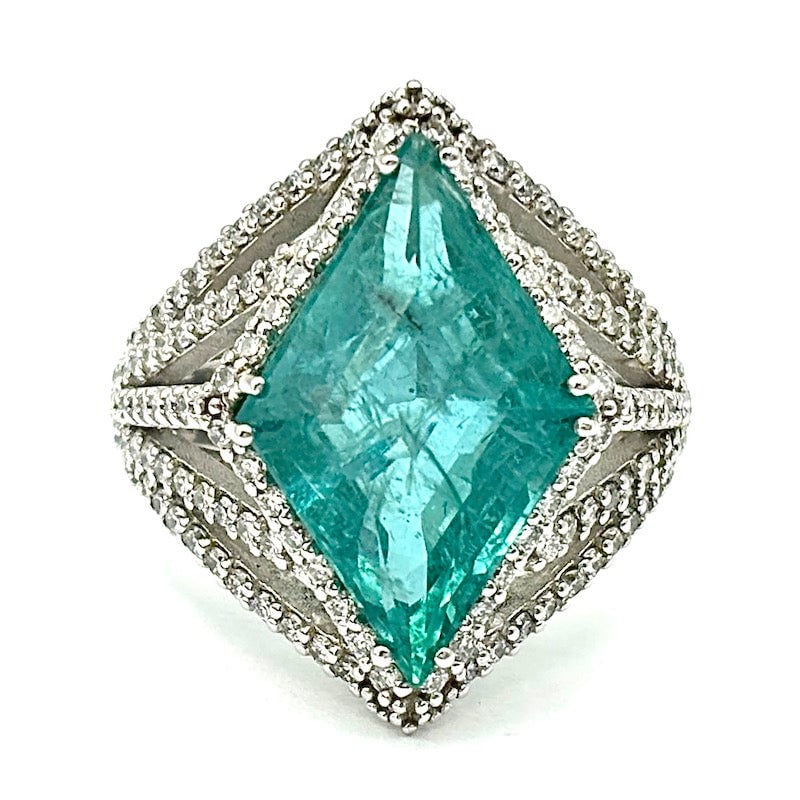 A fairy tale. Rhombus emerald and diamond ring, gold; 16.5 gr.: Fairy-tale and enchanting masterpiece ring, with incredible 14+ ct blue-green emerald, stepped rhomboid cut, and brilliants for 1.50 ct. Masterpiece ring of rare grandeur and preciousness, in 18 kt wh