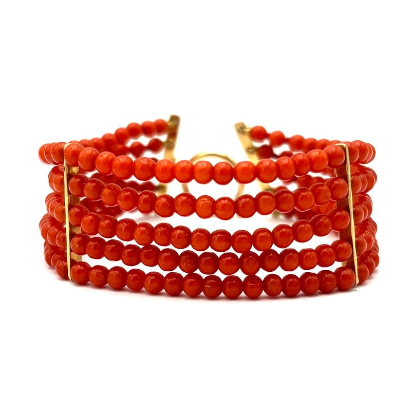 Coral and gold multi-strand bracelet; 17.5 cm - 21.32 gr.: An ultra-red, 5-strand wide band bracelet of 3.5-4 mm diameter Mediterranean red coral microboulle! Bracelet 17.5 cm long and 2.4 cm high. Circular 18 kt yellow gold lobster clasp and wire spreading b