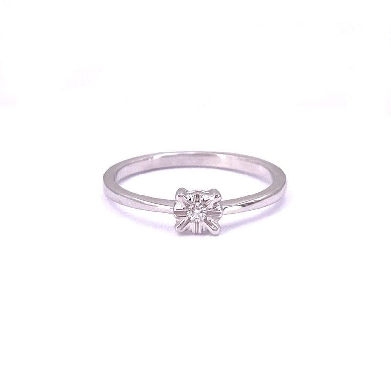 Circular flower ring, solitaire brilliant and gold - 0.03 ct; 1.98 gr.: Delightful circular flower ring and central solitaire brilliant, set on so-called "cunning" pattern, by virtue of the setting designed to create a larger size effect of the central stone. Crafted in 1