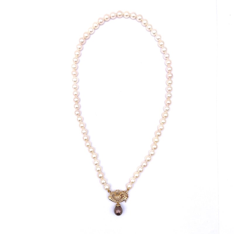 Japanese pearl necklace, Tahitian pearl, diamond and gold style susta - 46 cm; 31.74 gr.: Original, romantic and vexatious refinement! Japanese pearl choker necklace 6.5 mm in diameter. Susta masterpiece style with heart and diamonds in 14 kt yellow gold. Central pendant the stunning 8-8.5