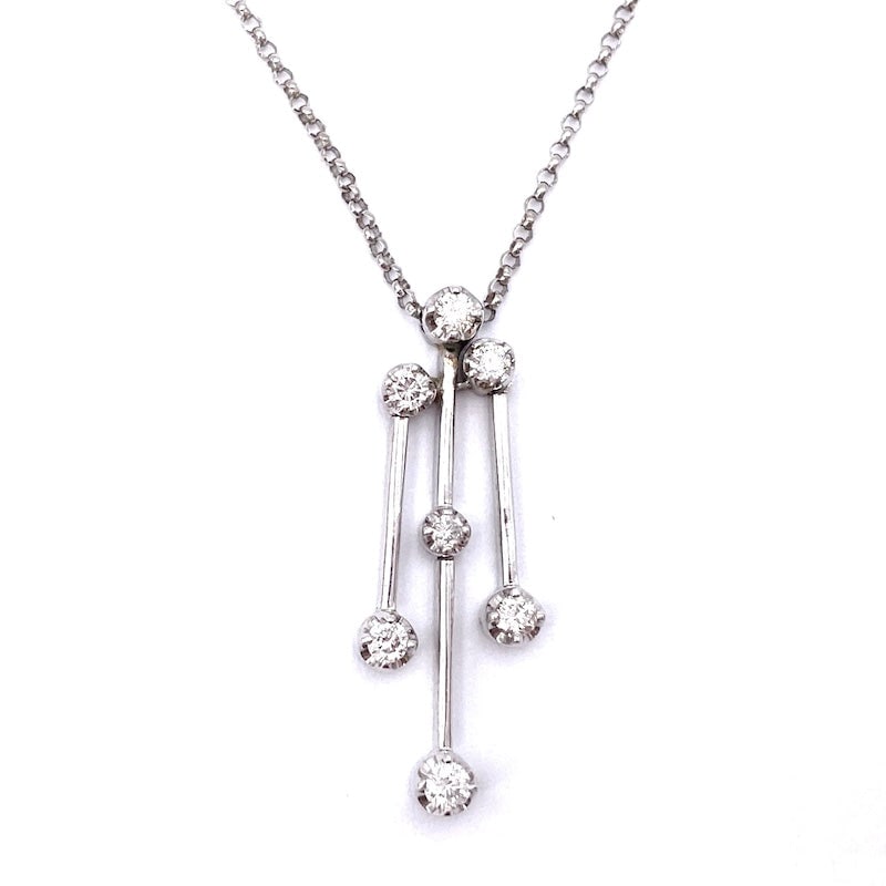 Brilliant and white gold, triple pendant; 4.27 gr.: Essential cascading design for this triple match pendant pendant, 18 kt white gold, with diamonds and 42 cm white gold chain included. The pendant measures 2.7 cm x 0.7 cm. Adorable! Our company's