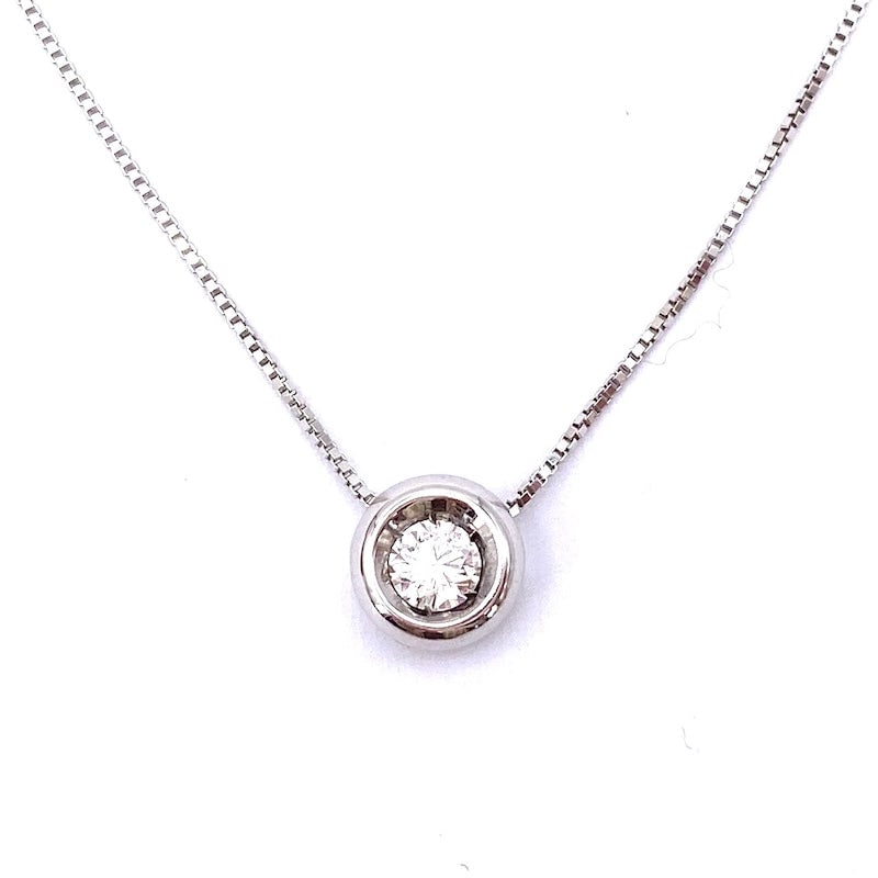 Solitaire and gold brilliant point light pendant, onion bezel - 0.13 ct; 2.4 gr.: Inescapable essentiality for this 18k white gold point pendant with a 0.13 ct solitaire brilliant-cut diamond, F color and VS clarity. Mounted onion with a diameter of 0.7 cm. Venetian 18-karat