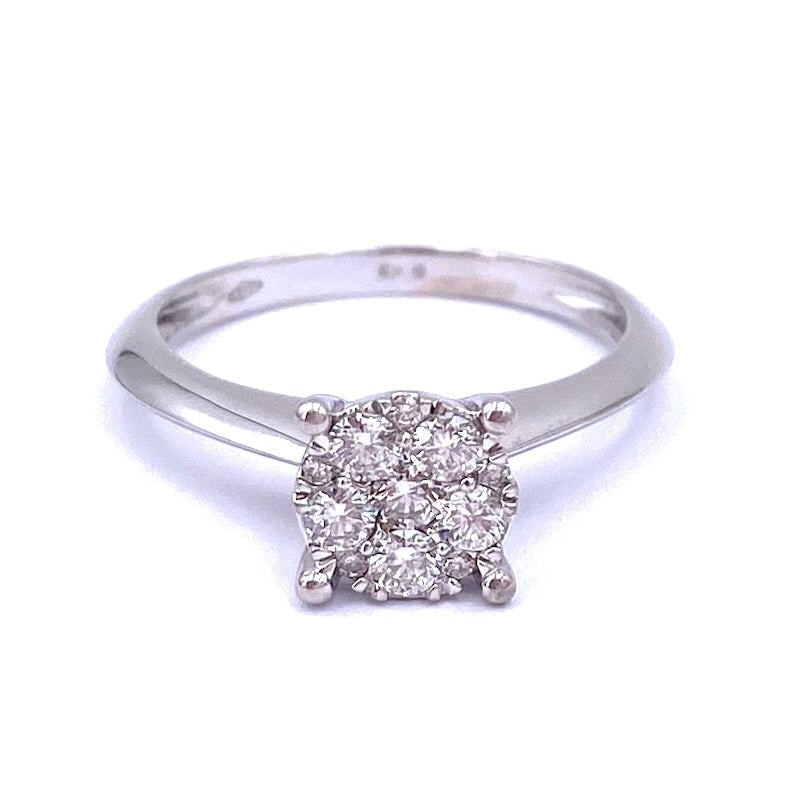 Solitaire effect diamond ring - 0.35-0.45 ct - and white gold; 2.79 gr: Unmissable occasion! A sparkling, highly prized and eternal diamond flower! Daisy ring in 18 kt white gold with brilliant-cut diamonds in a circular composition that gives the optical effect of a