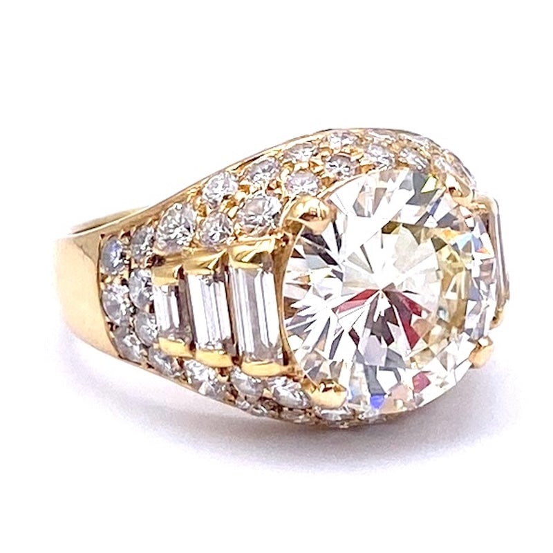 Bulgari ring, trombino, solitaire diamond 4.32 ct + diamonds 3.20 ct, gold. 1981: SENSATIONAL RARITY!!! Bulgari ring from 1981, with huge 4.32 ct solitaire diamond on iconic 18 kt yellow gold trombino mount with additional 3.20 ct diamonds. The dreamy solitaire brilliant-cut