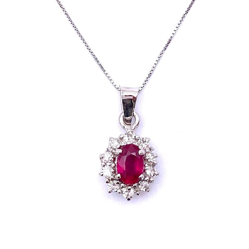 Daisy pendant ruby, diamonds and gold; 1.93 gr.: Beautiful evergreen jewelry, offered at a super bargain price! Ruby daisy pendant framed by brilliants. The pendant, including a 43 cm 18 kt white gold Venetian chain, weighs 1.93 gr. Unmissable