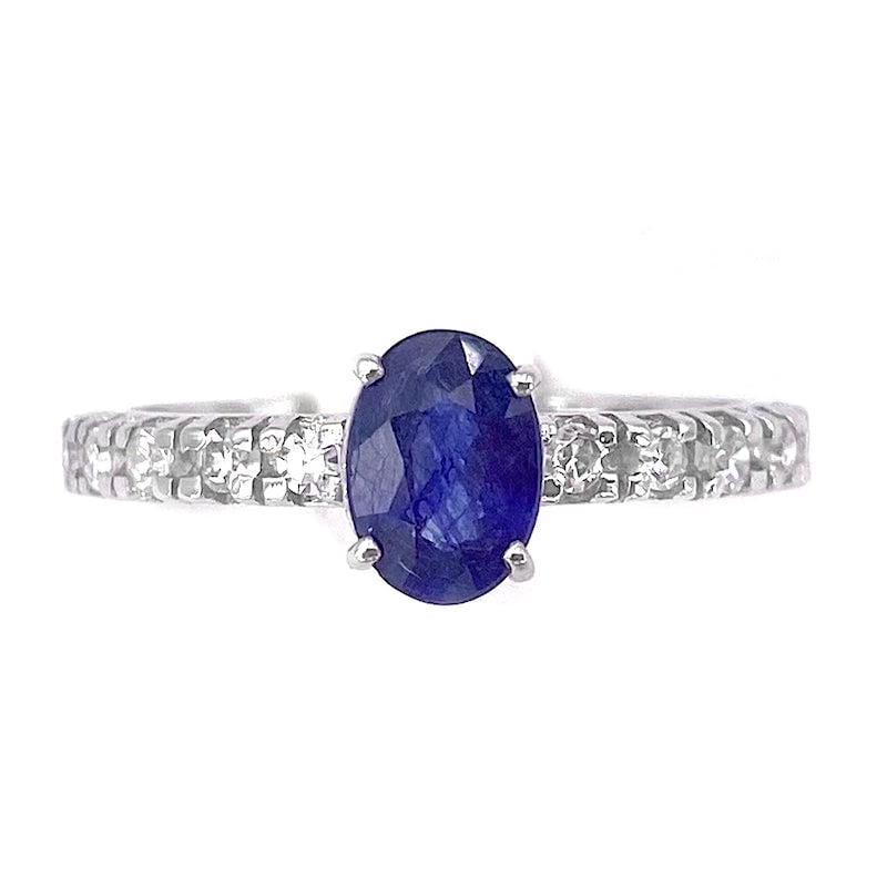 Semi eternel gold, diamond and sapphire solitaire ring; 2.10 gr.: A brilliants veretta ring with center color stone, valuable and universal! Semi eternelle ring in 18 kt white gold with brilliant-cut diamonds of color G and VS clarity - 0.40 ct - and oval-cut solita