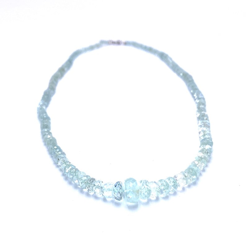 Aquamarine and gold necklace - 47 cm; 20 gr.: Ethereal and delicate aquamarine necklace, scaled, faceted rondelle cut with a diameter of 4-10 mm, with 18 kt white gold mini lobster clasp. For the woman who loves the fineness and celestial transpa