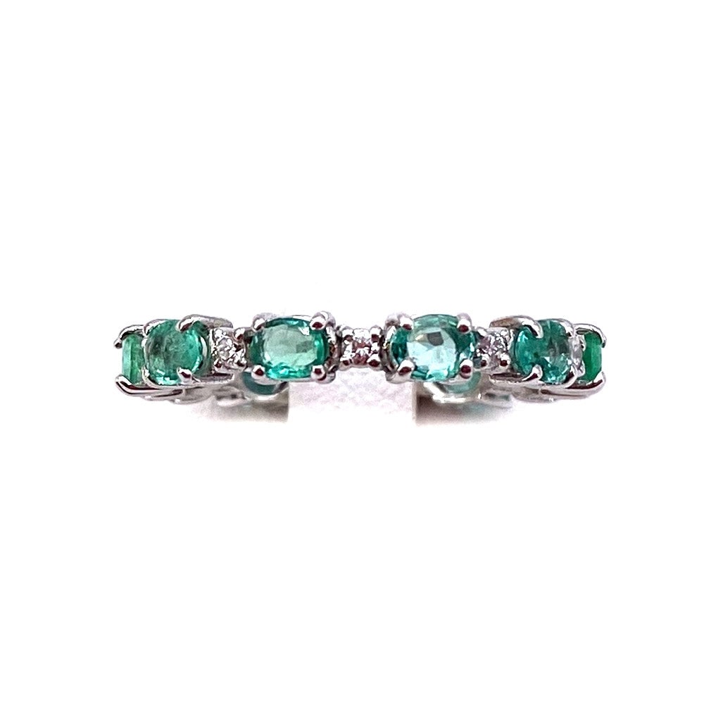 Eternelle emerald and diamond ring; 2.3 gr.: Gorgeous emerald and diamond eternelle ring in white gold. Designed to offer the best value for money. Exceptional proposal ! Our company's certification is available for free, upon request. If you wi