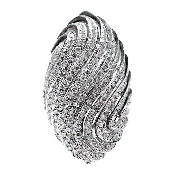 Brilliant and gold maxi spool ring - 2.80 ct; 14 gr.: Admirable and bewitching maxi shuttle ring with rich serpentines of sinuous and seductive diamonds. An absolute masterpiece that will give your finger an unparalleled sparkle. Our company's certificat
