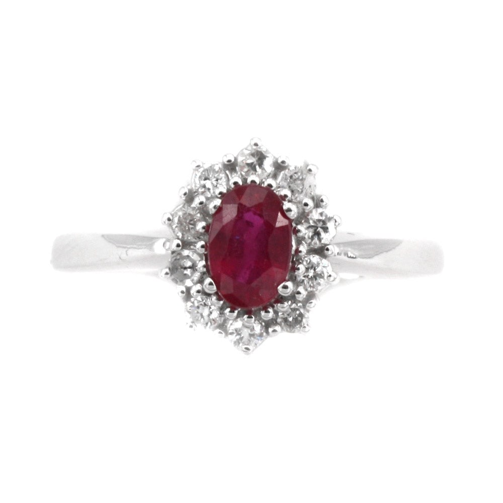 Daisy ring ruby, diamonds and gold ; 2.76 gr.: A timeless classic in a red variant, from minimal expense to maximum return! Gold daisy ring, with central oval-cut ruby framed by brilliants. Beautiful! Our company's certification is available for f
