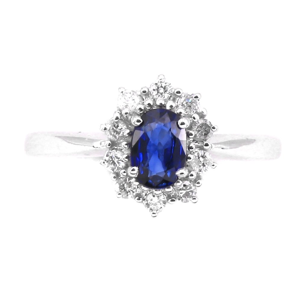Daisy ring sapphire, brilliants and gold ; 2.10 gr.: A timeless classic in a blue variant, from minimal expense to maximum return! Gold daisy ring, with central oval-cut sapphire framed by brilliants. Beautiful! Our company's certification is available