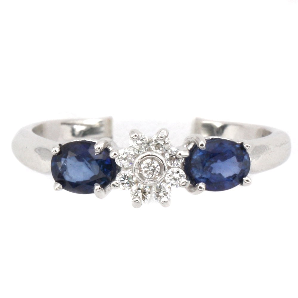 Daisy ring brilliants and sapphires; 2.38 gr.: Exquisite ring with central diamond flower and side sapphires. Designed to offer the best value for money! Our company's certification is available for free, upon request. If you wish to receive any o