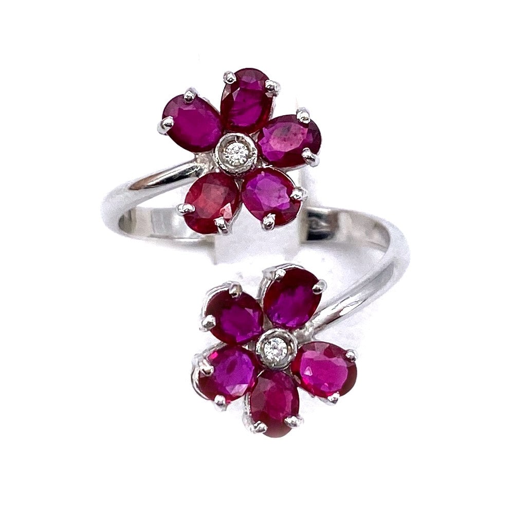 Contrarie ring double flower rubies, diamonds and gold ; 3.49 gr: Gorgeous, wrap-around and colorful! Contrarie double flower ring in white gold, rubies and rhinestones. Classic and feminine freshness. Our company's certification is available for free, upon request.
