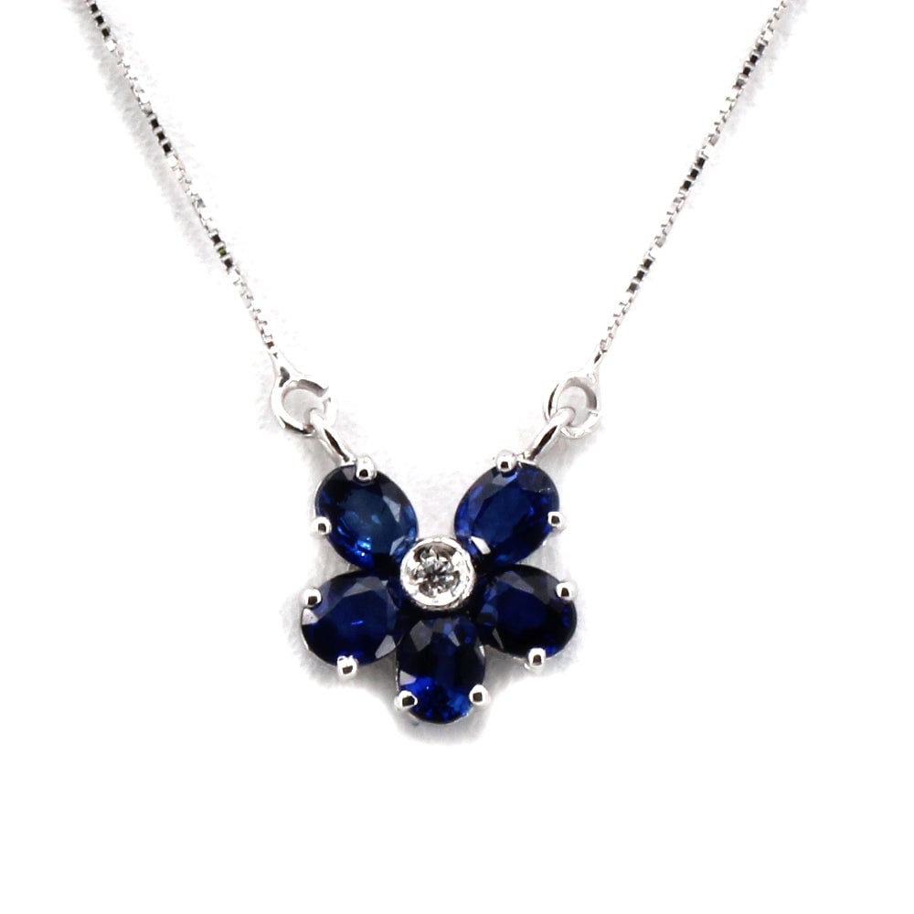Flower pendant sapphires, diamond and gold; 1.6 gr.: A blue gem! Little flower pendant in white gold with sapphire petals and a central sparkler. The pendant, including a 44-cm 18-karat white gold Venetian chain, weighs 1.6 grams. The pendant measures 1
