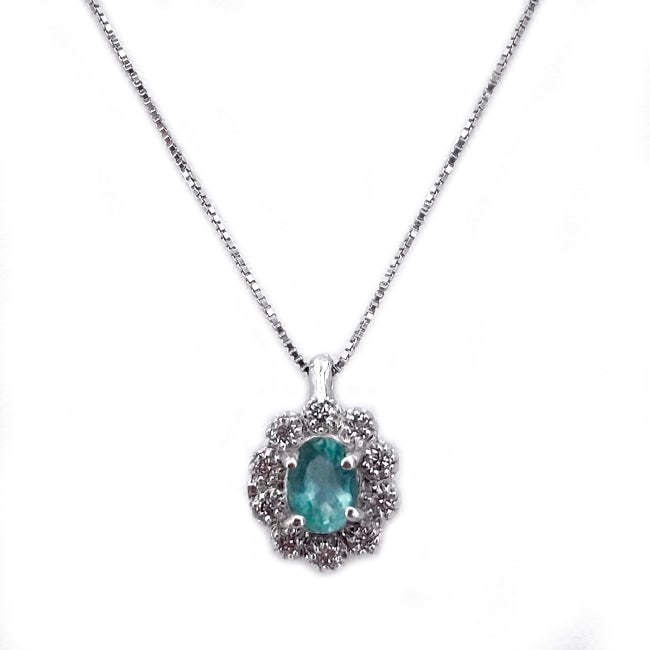 Emerald, diamond and gold daisy pendant; 1.15 gr.: Delicious evergreen, in fine and inexpensive variant! Emerald daisy pendant framed by diamonds. The pendant, including a 40-cm 18 kt white gold Venetian chain, weighs 1.15 g. Our company's certificati