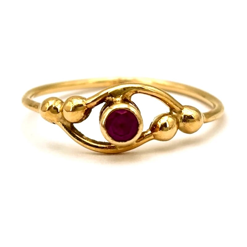 18K Yellow Gold Delicate Band Ring with Round Ruby 0.05-0.08 ct, 1.29g, Vintage Chic: Delicate band ring in 18K yellow gold featuring a central round-cut ruby set in a fine wire design. This vintage-inspired jewel offers a subtle yet youthful charm, perfect for daily elegance or layeri