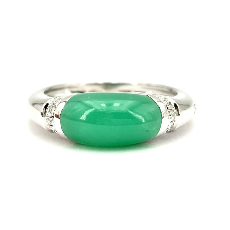 Elegant and distinctive 18K White Gold Band Ring with Carved Chrysoprase and Diamond Accents, 4.9g (1 of 5)