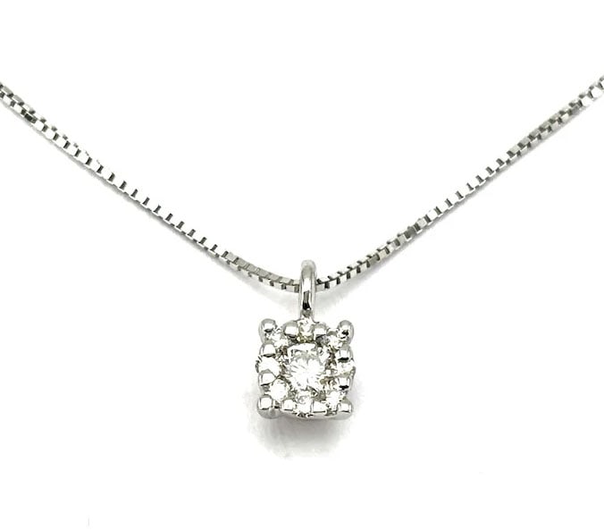 Essential and Chic 18kt White Gold Daisy Solitaire 0.10ct Diamond Pendant with 41cm Chain, 1.22g: Essential and Chic 18kt white gold daisy pendant featuring brilliant-cut diamonds totaling 0.10 ct, elegantly designed to brighten the neckline. Includes a 41cm white gold chain for a delicate, versat