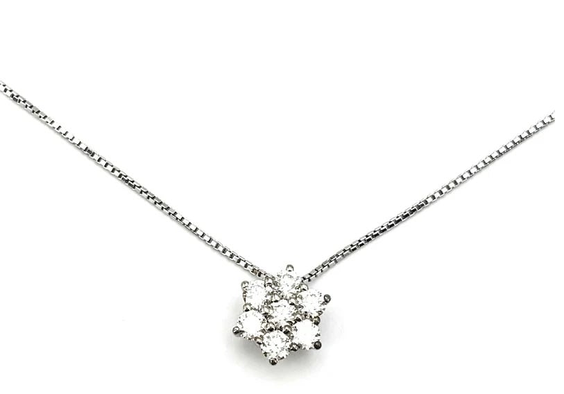Charming 18kt White Gold Daisy Pendant with 0.55ct Brilliant Diamonds, 3.14g: Charming 18kt white gold daisy pendant showcasing brilliant-cut diamonds totaling 0.55 ct, arranged in a delicate staggered petal design. Includes a 42 cm white gold Venetian chain for versatile, ever