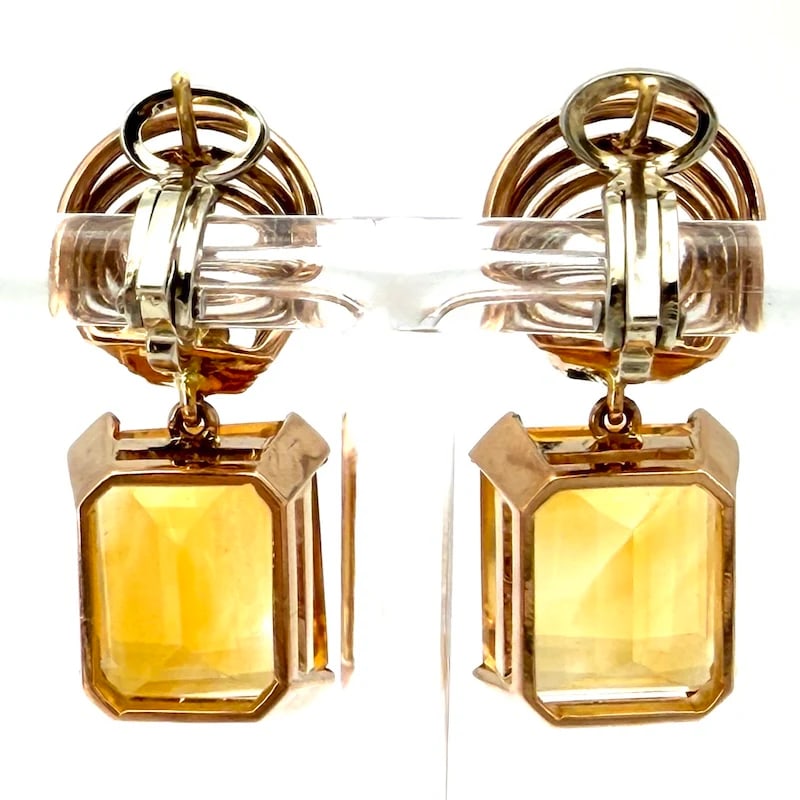 Striking Vintage 18k Yelllow Gold Drop Earrings featuring n. 2 Bold Citrine Quartz - 15.26g: Striking vintage drop earrings in 18k gold featuring bold emerald cut citrine quartz, designed with a solid and substantial structure that highlights a timeless, old-world inspired aesthetic, in excel