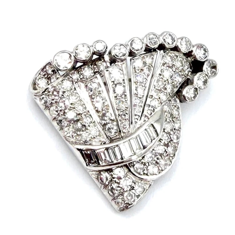 Rare and Elegant Art Deco 1930s Platinum and 18k White Gold Brooch with 2.00–2.30ct Diamonds (1 of 5)