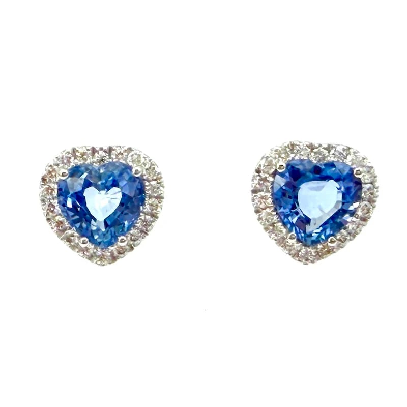 N. 2 Heart-Cut 3.47ct Sapphires are on these 18k White Gold Earrings with 0.41ct Diamonds - 3.07g: Elegant stud earrings in 18k white gold featuring heart-shaped faceted sapphires arranged in a daisy-style design, framed by sparkling brilliant-cut diamonds for a refined and luminous look, secured w