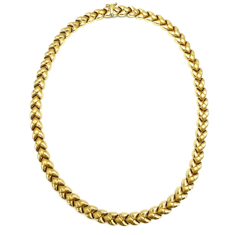 Charming and substantial Vintage 18K Yellow Gold Choker Necklace , 43.5cm , 37.77g: Charming and substantial vintage choker necklace crafted in 18K yellow gold, offering a sleek, polished, and comfortable fit. This sophisticated piece radiates refined femininity and luxurious appeal,
