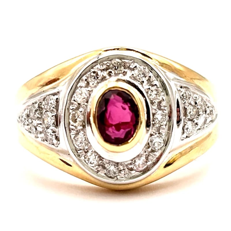 Stunning vintage 18K Yellow Gold Band Ring with a 0.40ct Ruby and 0.40ct Diamonds - 6.39g: Stunning vintage yellow gold band ring featuring an oval ruby centerpiece surrounded by sparkling diamonds and accented with delicate triangular side details. A comfortable, streamlined design that ra