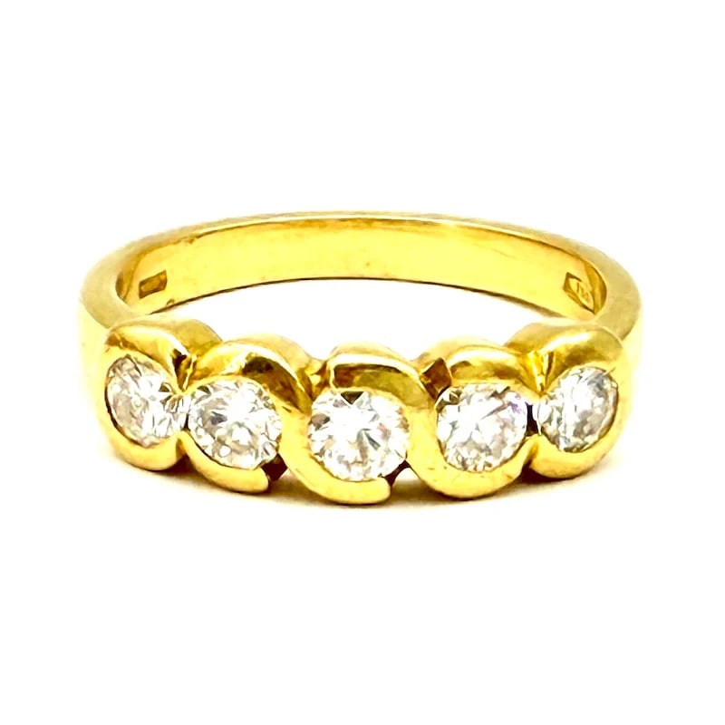 Elegant 18K Yellow Gold Riviera Diamond Ring with 5 Brilliant Stones 0.55ct - 4.72g: Elegant 18K yellow gold riviera ring featuring 5 brilliant diamonds set in smooth, sculpted S-shaped cups. A luminous, versatile design perfect for everyday wear or special occasions. Condition: Like