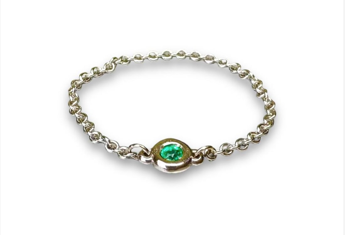 Colombian Emerald 18k Solid Gold chain Ring: 0.15ct Colombian Emerald 18k Solid Gold chain Ring Weight: 0,4 gr Cut: round Transparency: Transparent Clarity: Very high Color: Green Tone: Deep Green Saturation: Good Minor Oil Origin: Colombia Size