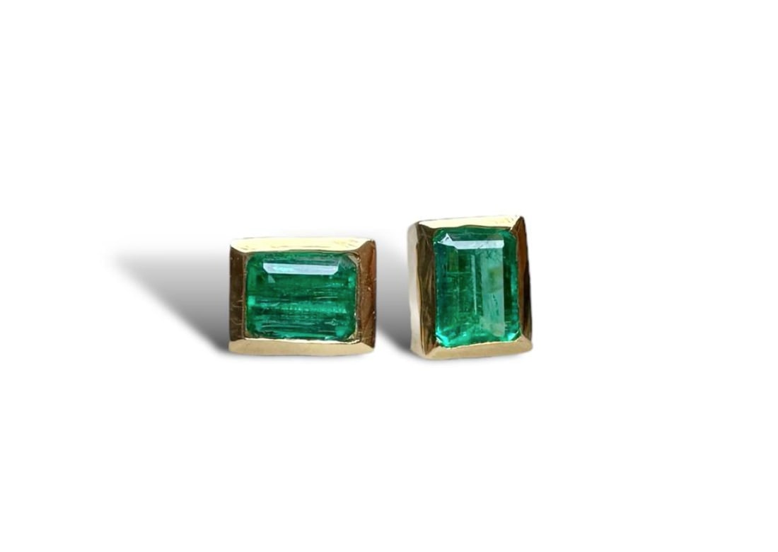 Another wonderful 0.60ct Genuine Muzo Colombian Emerald Stud Earrings set on 18K solid gold: Another wonderful 0.60ct Genuine Muzo Colombian Emerald Stud Earrings set on 18K solid gold These delicate artisanal earrings are a Made in italy, brand new set with Authentic 0.60ct Colombian Muzo mi