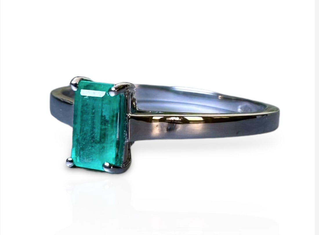 Genuine 0.37ct Colombian Emerald set in 18k Solid W Gold Elegant Ring: Genuine 0.37ct Colombian Emerald set in 18k Solid W Gold Elegant Ring Cut: Emerald Transparency: Transparent Clarity: Very Good Color: Green Tone: Deep Green Saturation: Strong Minor Oil Origin: Colom
