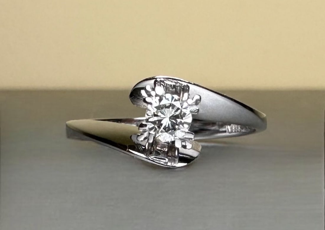 Diamond Solitaire set on 18k Solid Gold 80's Ring - 3