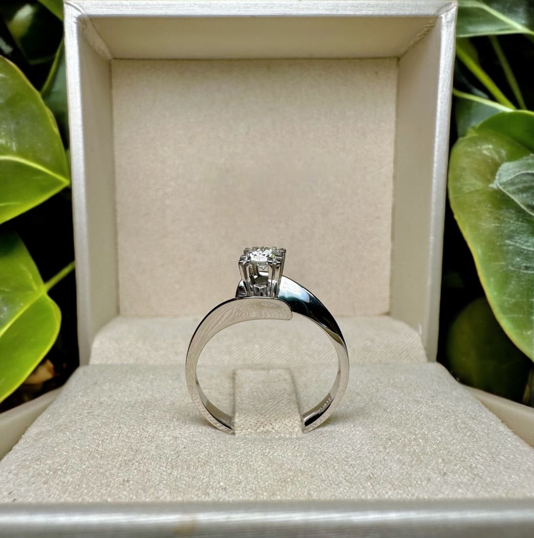 Diamond Solitaire set on 18k Solid Gold 80's Ring - 4