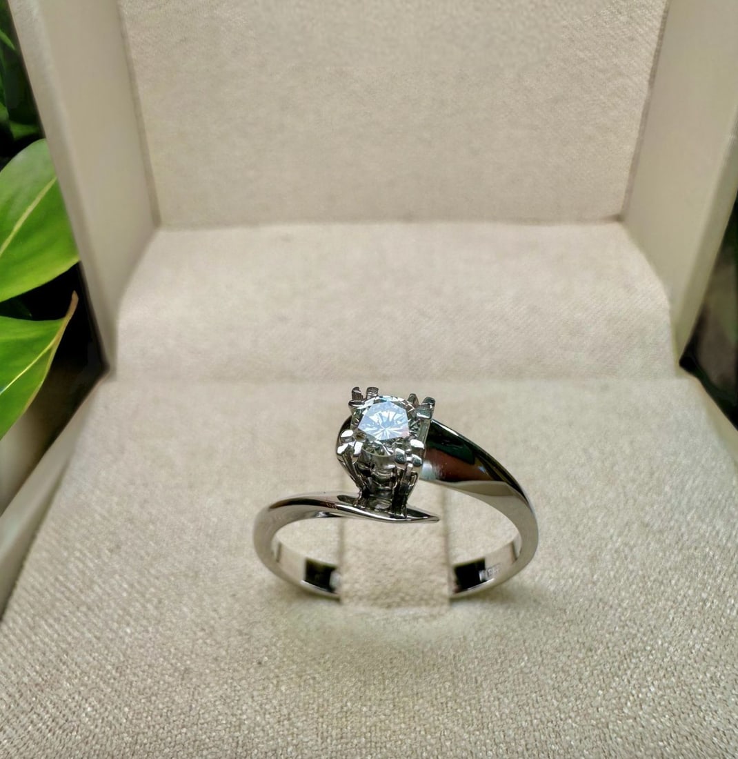 Diamond Solitaire set on 18k Solid Gold 80's Ring - 5