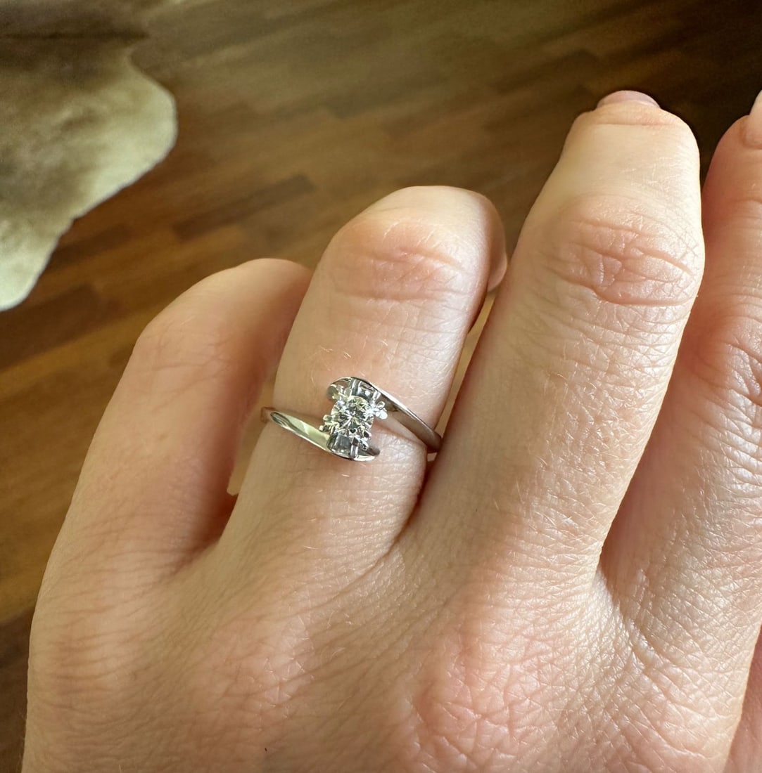 Diamond Solitaire set on 18k Solid Gold 80's Ring - 6