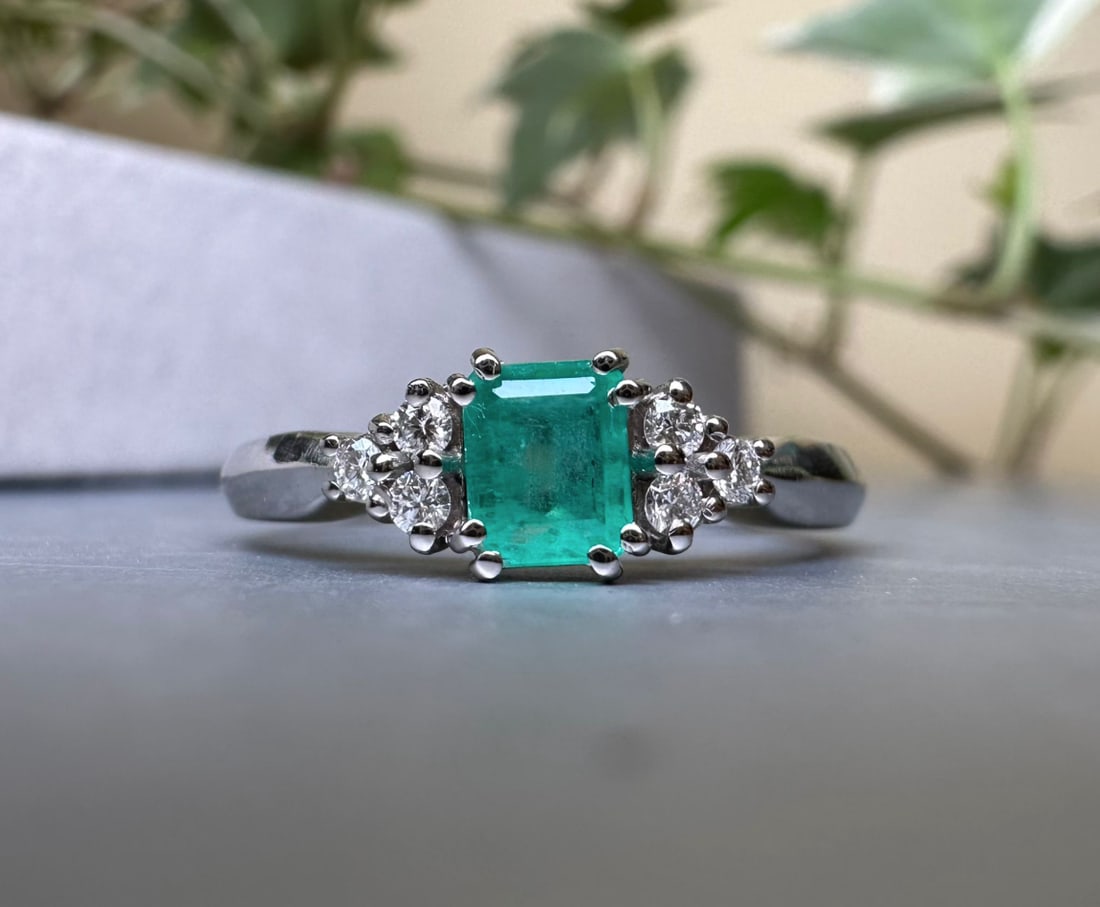 0.30ct Genuine and Charming Colombian Emerald set on 18k Solid Gold Ring with Diamonds: 0.30ct Genuine and Charming Colombian Emerald set on 18k Solid Gold Ring with Diamonds emerald 0,30ct Made in Italy Cut: Emerald cut Diamonds : 0,10ct Transparency: Transparent Clarity: Very good Colo