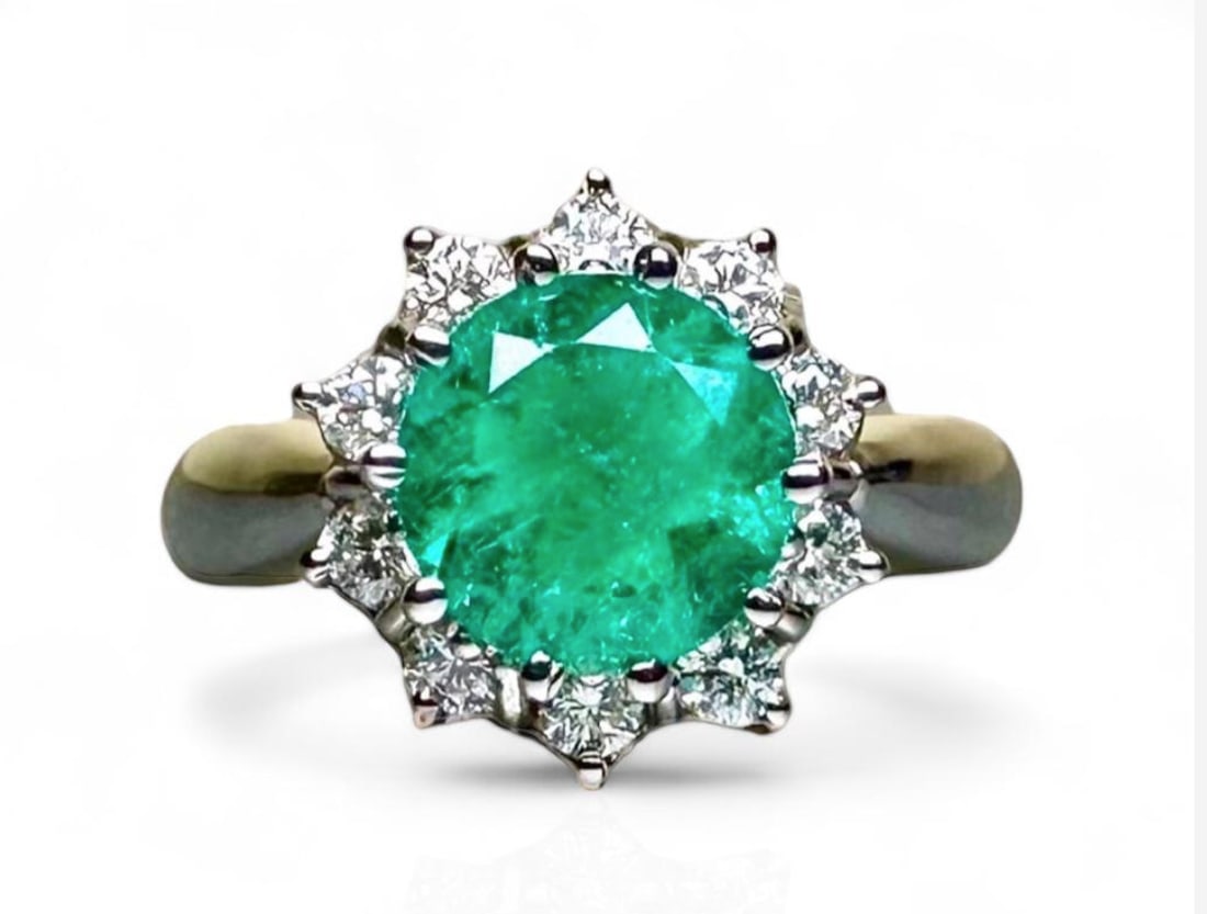 Wonderful 1.70ct Colombian Emerald set on 18k Solid Gold Ring with 0.35ct Natural Diamonds: Wonderful 1.70ct Colombian Emerald set on 18k Solid Gold Ring with 0.35ct Natural Diamonds Clarity: Very High Clarity Minor Oil Origin: Colombia Size: Us 6,3/4 Natural Diamonds : 0,35ct Gr : 5,4 SKU 1