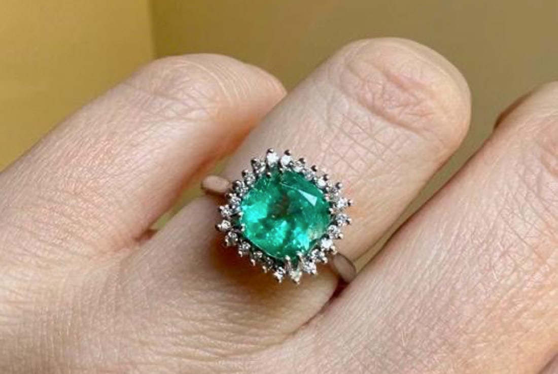 Elegant 2ct Colombian Emerald set on 18k Solid Gold Ring with Natuarl Diamonds: Elegant 2ct Colombian Emerald set on 18k Solid Gold Ring with Natuarl Diamonds Cut: Cushion Transparency: Transparent Clarity: Very High Clarity Color: Green Tone: Intense Green Saturatio