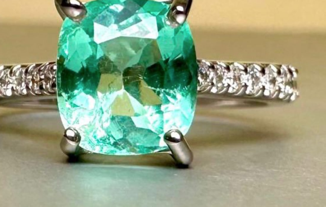 Charming 1.83ct Genuine Colombian Emerald set on 18k Solid Gold Ring with 0.27ct Natural Diamonds: Charming 1.83ct Genuine Colombian Emerald set on 18k Solid Gold Ring with 0.27ct Natural Diamonds Cut: Oval Transparency: Transparent Clarity: Very High Clarity Color: Green Tone: Beautiful Gre