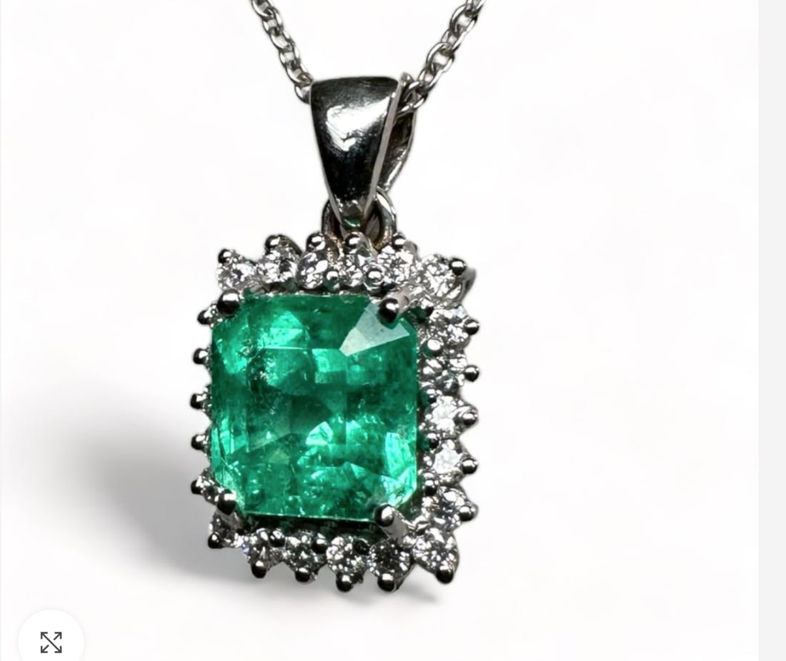 Genuine 2,35ct Natural Colombian Emerald set on 18k Solid Gold Necklace with Natural Diamonds: Genuine 2,35ct Natural Colombian Emerald set on 18k Solid Gold Necklace with Natural Diamonds Cut: Asscher Transparency: Transparent Clarity: Very Good Clarity Color: Green Tone: Medium High Green