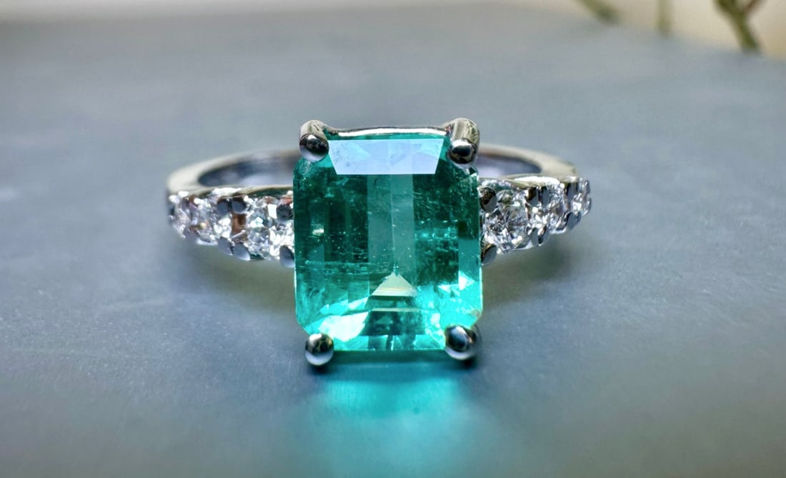 Nice and Clean 1.35ct Authentic Colombian Emerald set on 18k Solid Gold Ring with 0.12ct Natural: Nice and Clean 1.35ct Authentic Colombian Emerald set on 18k Solid Gold Ring with 0.12ct Natural Diamonds Cut: Emerald Transparency: Transparent Clarity: Very High Clarity Color: Green Tone: Int