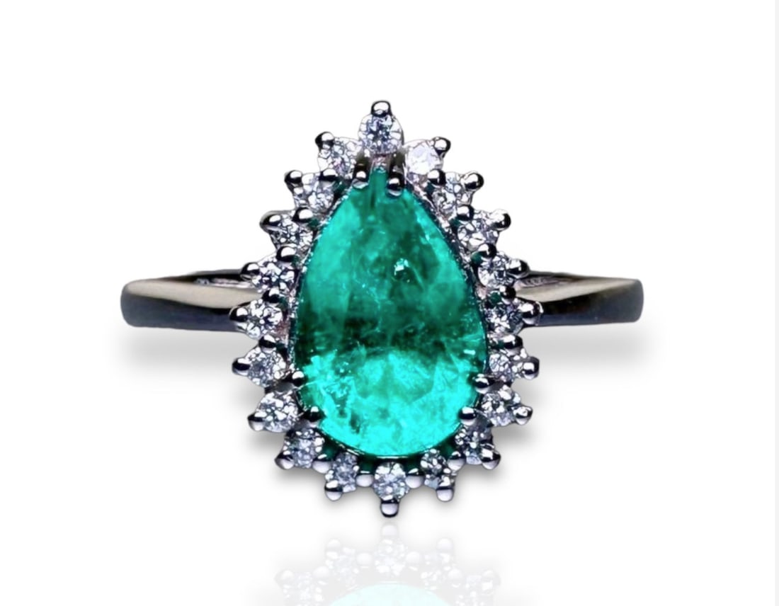 1.05ct Colombian Wonderful Emerald set on 18k Solid Gold Ring: 1.05ct Colombian Wonderful Emerald set on 18k Solid Gold Ring 0,13ct NATURAL DIAMONDS Emerald specif: Cut: Pear Transparency: Transparent Clarity: Very High Clarity Color: Green Tone: Amazi