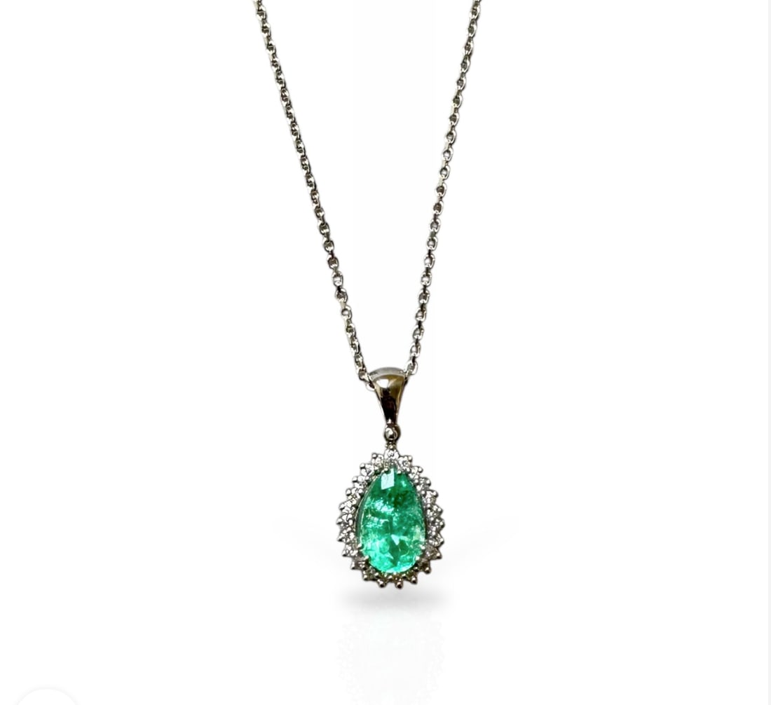 Authentic 1.57ct Natural Colombian Emerald set on a 18k Solid Gold Necklace with 0.15ct Natural: Authentic 1.57ct Natural Colombian Emerald set on a 18k Solid Gold Necklace with 0.15ct Natural Diamonds Cut: Drop Transparency: Transparent Clarity: Very High Clarity Color: Green Tone: medium Green