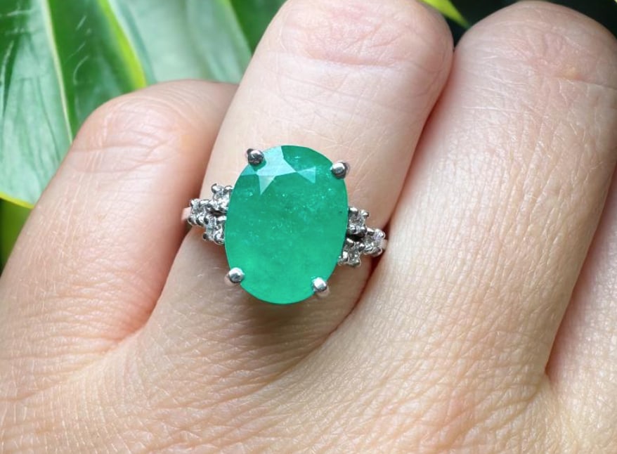 Huge 5.00ct Genuine Colombian Emerald 18k Solid Gold Ring with Diamonds: Huge 5.00ct Genuine Colombian Emerald 18k Solid Gold Ring with Diamonds Cut: Oval Clarity: Good Color: Green Tone: Beautiful Green Saturation: Very Strong Minor Oil Origin: Colombia