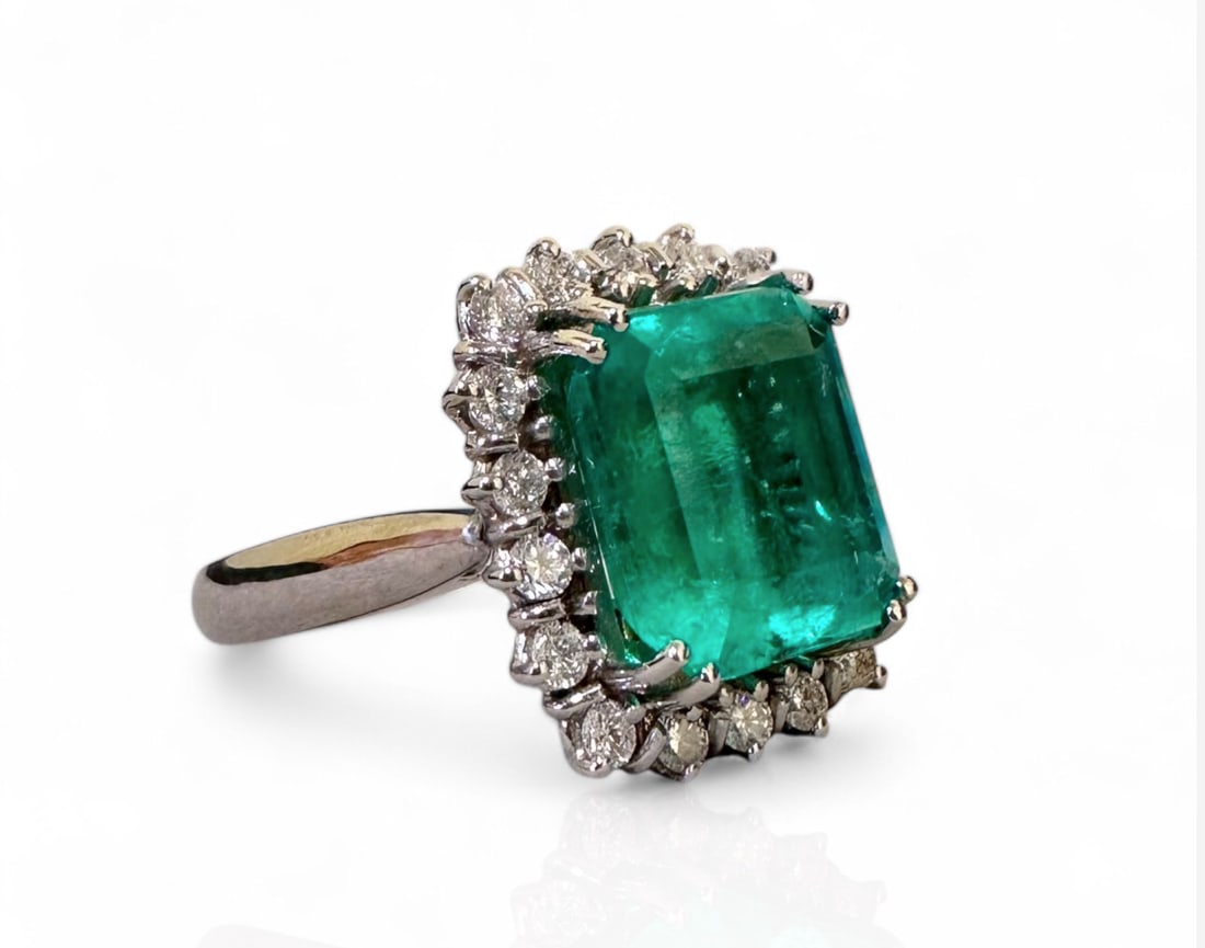 Huge and Gorgeous GRS Certified 6.80ct Muzo Colombian Emerald Great Ring: Huge and Gorgeous GRS Certified 6.80ct Muzo Colombian Emerald Great Ring 18k Solid Gold Ring with 0.53ct natural Diamonds Cut: Square Clarity: Very High Color: Green Tone: Intense Green
