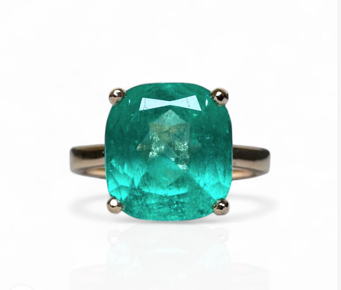 Huge and Beautiful 5.80ct Colombian Emerald set on 18k Solid Gold Ring: Huge and Beautiful 5.80ct Colombian Emerald set on 18k Solid Gold Ring Emerald specifications: 5.80ct Cut: Cushion Transparency: Transparent Clarity: Very Good Clarity Color: Green Ton