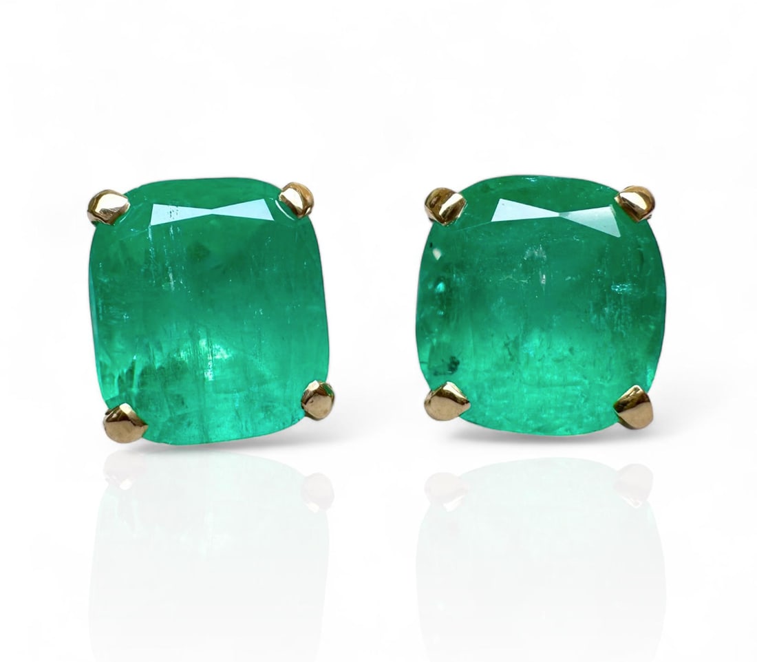 Wonderful and tipical Green fo this 10,61ct Colombian Emerald set on 18k solid Gold Stud Earrings: Wonderful and tipical Green fo this 10,61ct Colombian Emerald set on 18k solid Gold Stud Earrings Set on made in Italy 18K solid gold manufacture Emeralds: 5,76 ct + 4,85 ct Weight: 5,8 gr SKU: 29-30/